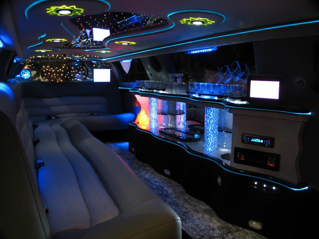 LONG ISLAND LIMOUSINE RENTAL Smithtown NY 11787 8003808950